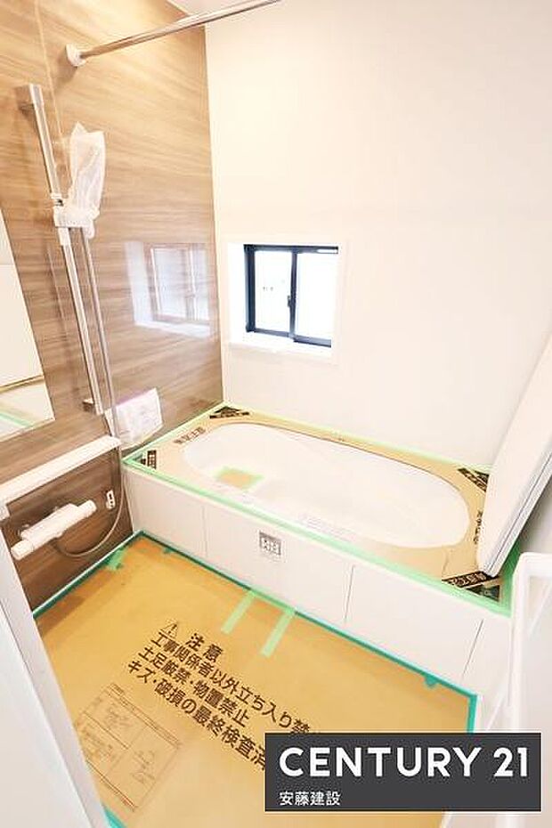 【　浴室　/　Bathroom　】ゆったりと至福のバスタイムを過ごせそうな清潔感ある浴室