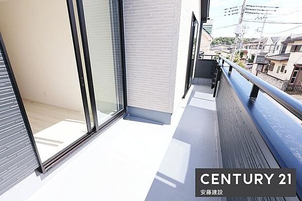 【　バルコニー　/　Balcony　】陽当りがよく洗濯物もしっかり乾きそうな南東向きバルコニー