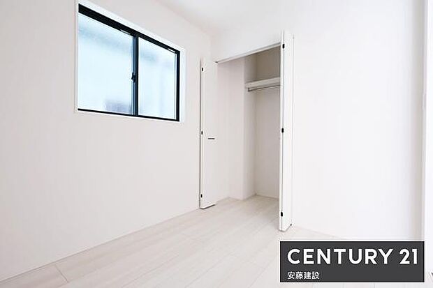 【　洋室　/　3.75帖　】リビング横の洋室は子どもの遊び場や家事、仕事スペースとしても使える空間