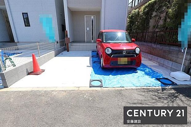【　駐車場　/　parking　】並列2台可能な駐車スペース（車種制限有）ご夫婦それぞれのお車をお家横に停めることができます