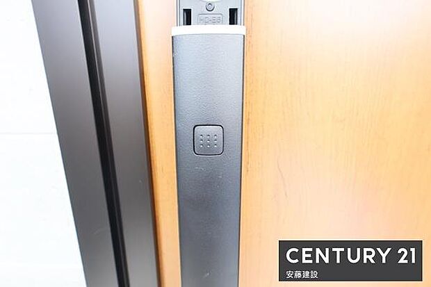 【 玄関 / entrance 】玄関は専用キーが鞄にあればワンタッチで開閉可能なスマートキー搭載!買い物帰りや雨の日、子どもと手が離せないときでもすぐに施錠できてうれしい機能
