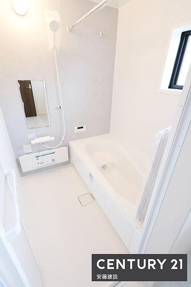 【 浴室 / Bathroom 】ホテルのような上質なデザインのシステムバス浴室暖房乾燥機が備わっており換気しやすく、冬場は過度な温度差を防げます
