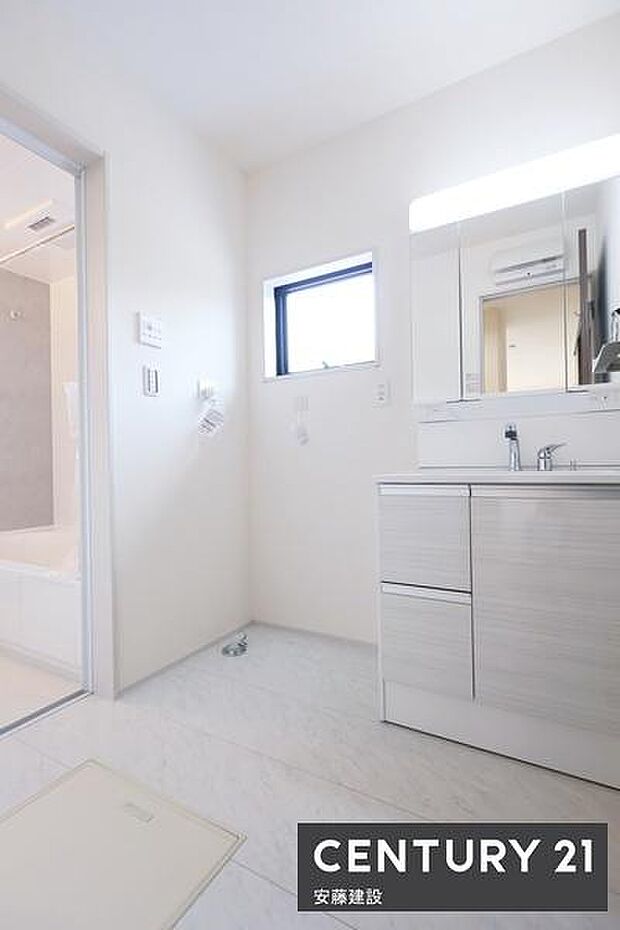 【 洗面所 / Washroom 】清潔感溢れる洗面所は、家族みんなが快適に使えるよう配慮された空間バタバタしがちな朝の時間も、ゆとりをもって過ごせます!