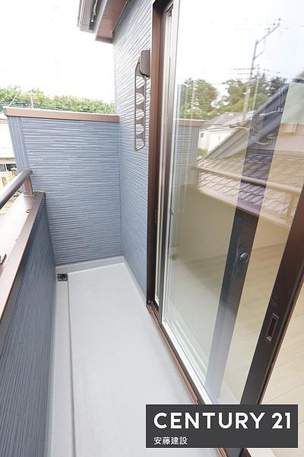 【 バルコニー / Balcony 】陽当りがよく洗濯物もしっかり乾きそうな南バルコニー