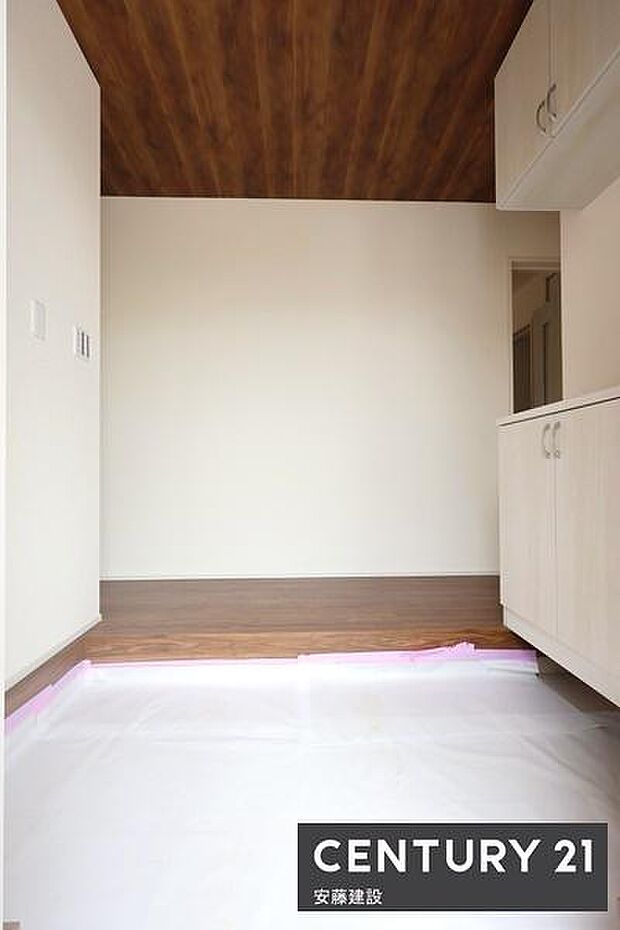 【 玄関 / entrance 】白を基調とした清潔感あふれる玄関は、間口が広く開放的な空間散らかりがちな玄関もすっきり片付くシューズボックス完備