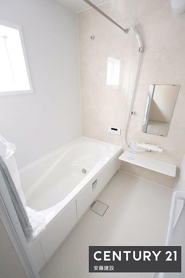 【 浴室 / Bathroom 】ゆったりと至福のバスタイムを過ごせそうな清潔感ある浴室ホスクリーンが備わっており、雨の日でも室内部屋干し可能