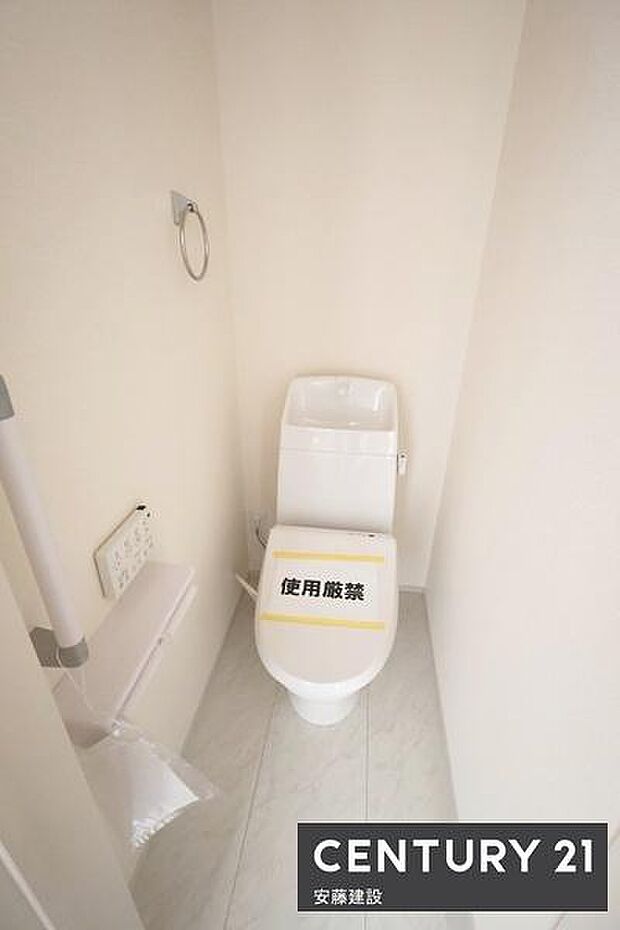 【 トイレ / toilet 】清潔的なウォシュレット付きトイレ手すりを完備しており、ご高齢の方まで安心してお使いいただけます