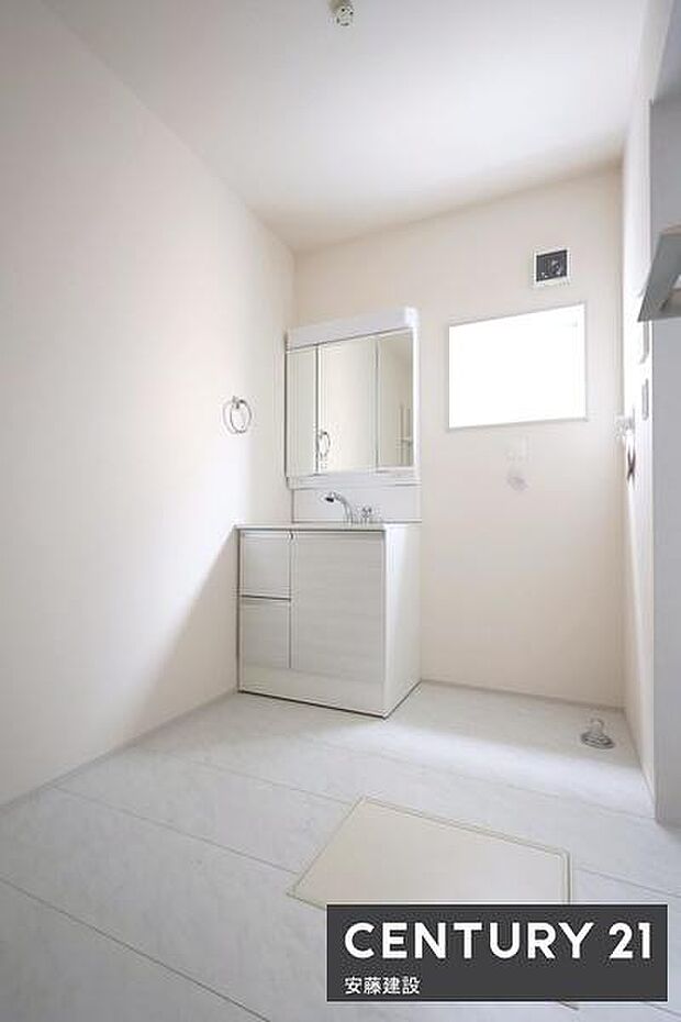 【 洗面所 / Washroom 】清潔感溢れる洗面所は、家族みんなが快適に使えるよう配慮された空間バタバタしがちな朝の時間も、ゆとりをもって過ごせます!
