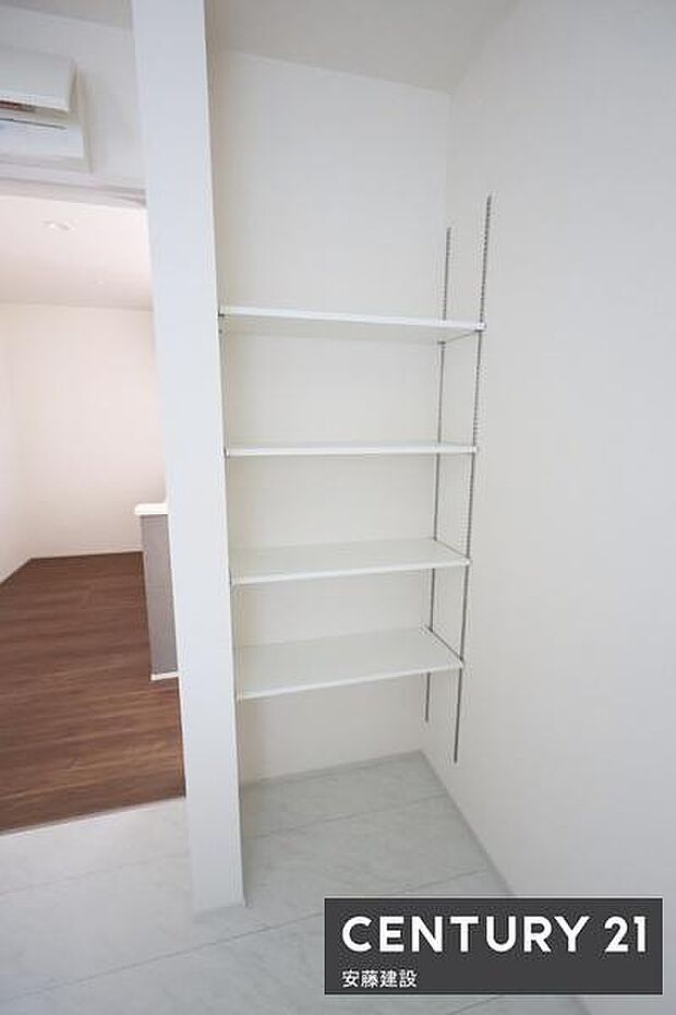 【 リネン庫 】洗面所にタオルや洗面用品などが収納できる可動棚付き収納完備