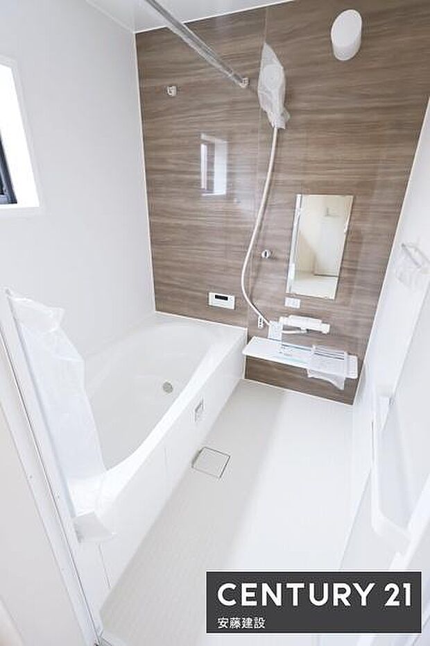 【　浴室　/　Bathroom　】ゆったりと至福のバスタイムを過ごせそうな清潔感ある浴室ホスクリーンが備わっており、雨の日でも室内部屋干し可能