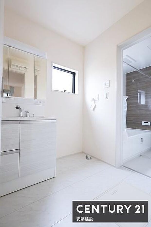 【　洗面所　/　Washroom　】清潔感溢れる洗面所は、家族みんなが快適に使えるよう配慮された空間バタバタしがちな朝の時間も、ゆとりをもって過ごせます！