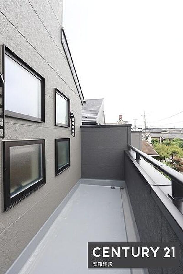 【　バルコニー　/　Balcony　】陽を遮る建物がなく陽当り良好な南西向きバルコニー