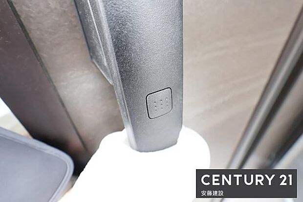 【 玄関 / entrance 】玄関は専用キーが鞄にあればワンタッチで開閉可能なスマートキー搭載!買い物帰りや雨の日、子どもと手が離せないときでもすぐに施錠できてうれしい機能