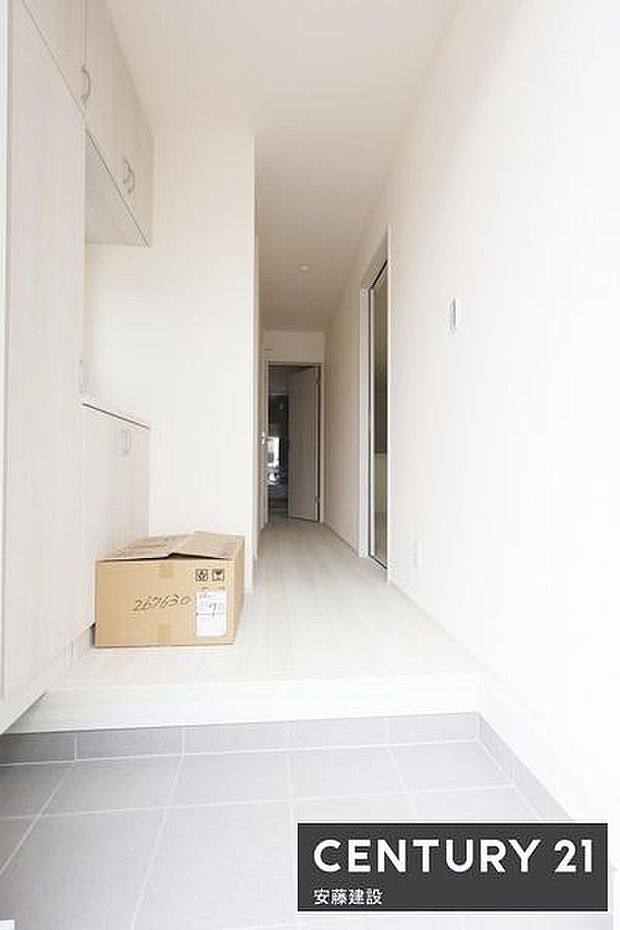 【 玄関 / entrance 】白を基調とした清潔感あふれる玄関シューズボックス完備で散らかりがちな玄関もすっきり片付きます!