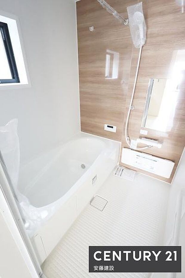 【 浴室 / Bathroom 】ゆったりと至福のバスタイムを過ごせそうな清潔感ある浴室ホスクリーンが備わっており、雨の日でも室内部屋干し可能
