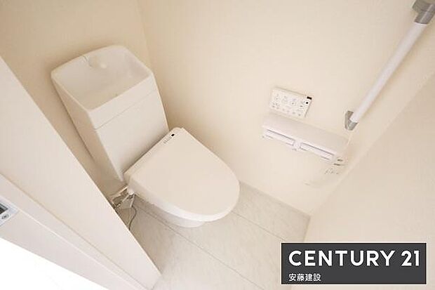 【 2階トイレ / toilet 】明るく清潔的なウォッシュレット付きトイレ
