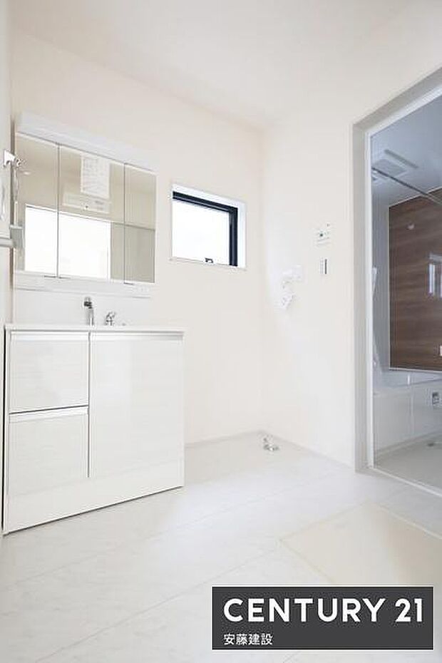【 洗面所 / Washroom 】清潔感溢れる洗面所は、家族みんなが快適に使えるよう配慮された回遊動線設計!バタバタしがちな朝の時間も、ゆとりをもって過ごせます