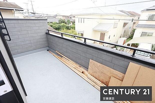 【 バルコニー / Balcony 】陽当りがよく洗濯物もしっかり乾きそうな南西向きバルコニー