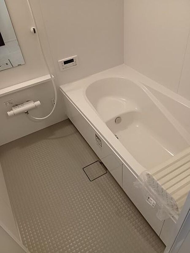【 浴室 / Bathroom 】ゆったりと至福のバスタイムを過ごせそうな清潔感ある浴室浴室暖房乾燥機が備わっており換気しやすく、冬場は過度な温度差を防げます