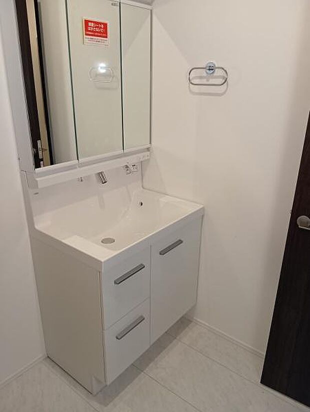 【 洗面所 / Washroom 】清潔感溢れる洗面所は、家族みんなが快適に使えるよう配慮された空間バタバタしがちな朝の時間も、ゆとりをもって過ごせます!