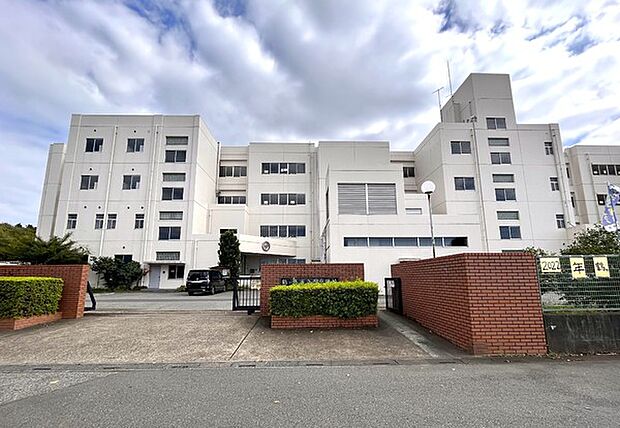 鶴ケ島市立西中学校まで805m