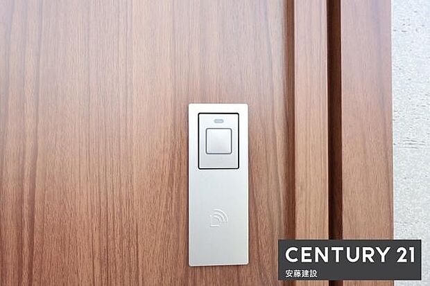 【 玄関 / entrance 】玄関は専用キーが鞄にあればワンタッチで開閉可能なスマートキー搭載!買い物帰りや雨の日、子どもと手が離せないときでもすぐに施錠できてうれしい機能