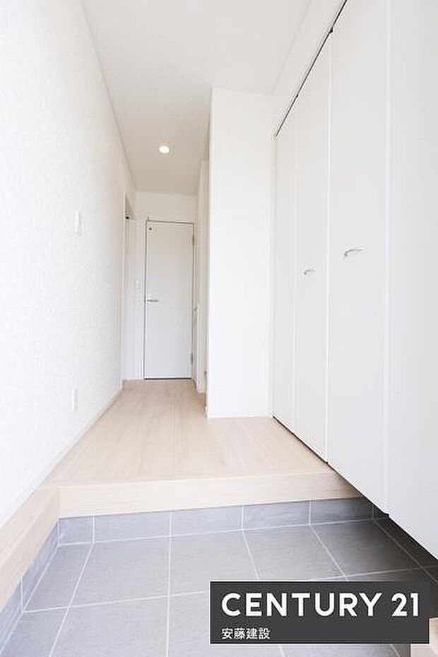 【 玄関 / entrance 】白を基調とした清潔感あふれる玄関