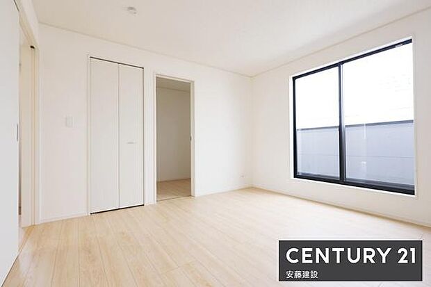 【 寝室+S / 8帖 】二面採光で明るく開放的なお部屋お好みの家具を置いてこだわりの空間を楽しめますね!横に2.5帖のサービスルーム完備