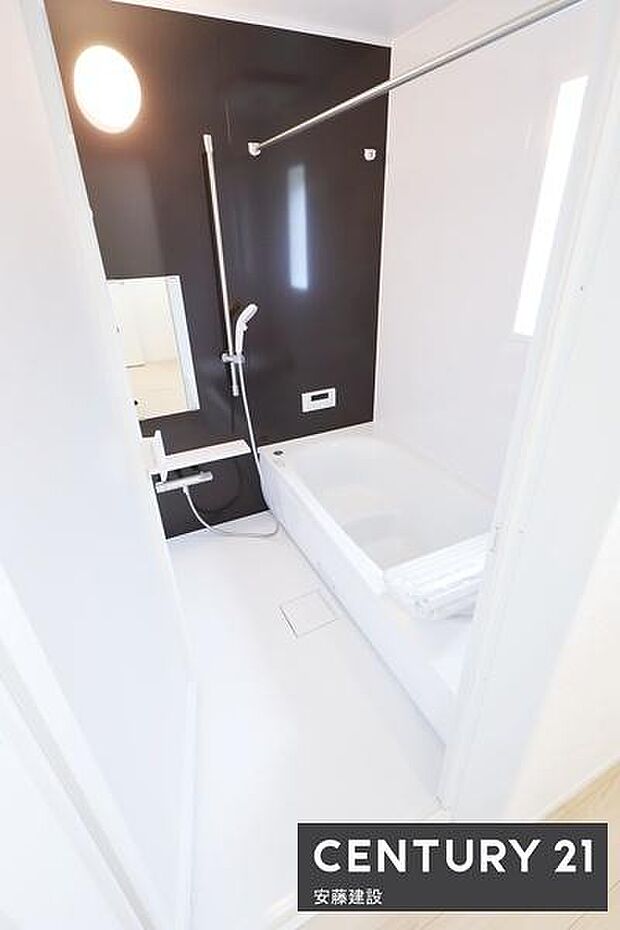 【 浴室 / Bathroom 】一日の疲れを癒すための心地よいバスタイム浴室乾燥機が備わっており換気しやすく、冬場は過度な温度差を防げます