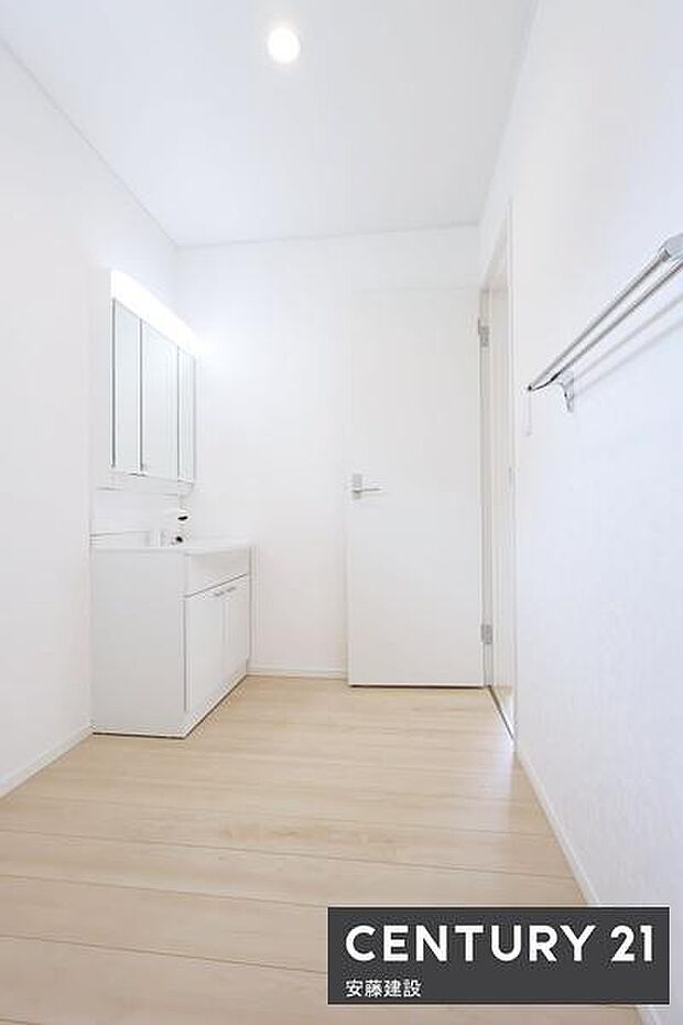 【 洗面所 / Washroom 】清潔感溢れる洗面所は、家族みんなが快適に使えるよう配慮された空間バタバタしがちな朝の時間も、ゆとりをもって過ごせます!