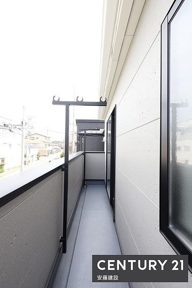 【 バルコニー / Balcony 】陽当りがよく洗濯物もしっかり乾きそうな東向きバルコニー