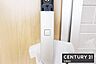 玄関：【　玄関　/　entrance　】玄関は専用キーが鞄にあればワンタッチで開閉可能なスマートキー搭載！買い物帰りや雨の日、子どもと手が離せないときでもすぐに施錠できてうれしい機能