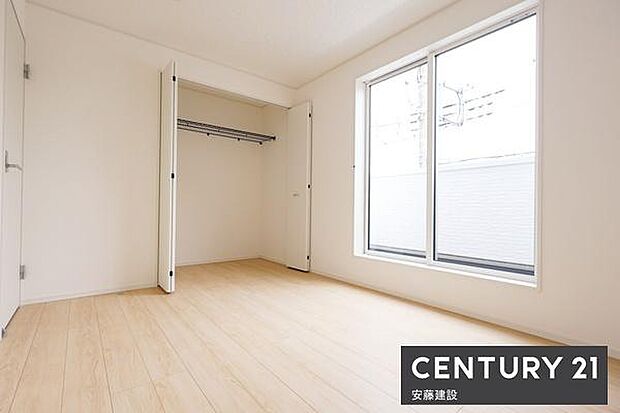 【 寝室 / 6帖 】バルコニーに面した明るくあたたかな寝室お好みの家具を置いてこだわりの空間を楽しめますね!