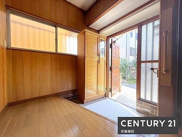 【　玄関　/　entrance　】落ち着いた雰囲気のある玄関は、ゆとりある広さで帰宅・来客を心地よく迎えてくれます！シューズボックス完備