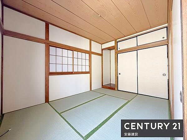 【　2階和室　/　6帖　】バルコニーに面して明るくあたたかな和室！収納完備お子様の遊び場や、洗濯物を畳むのにも最適です