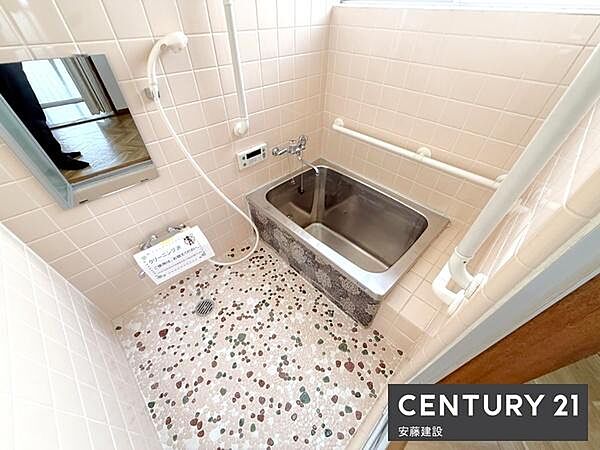 【　浴室　/　Bathroom　】窓があり明るく換気もばっちりな浴室