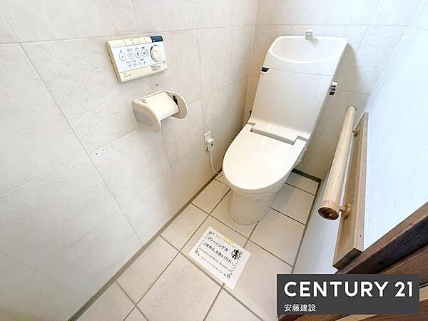 【　トイレ　/　toilet　】明るく清潔的なトイレ窓があり素早く換気できます
