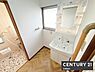 洗面：【　洗面所　/　Washroom　】洗面所はゆとりある広さで、忙しい朝もストレスフリーに身支度できそうな空間
