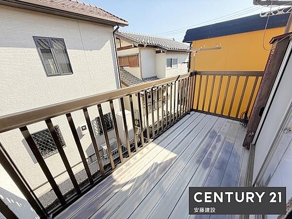 【　バルコニー　/　Balcony　】陽当りがよく洗濯物もしっかり乾く南向きバルコニー！