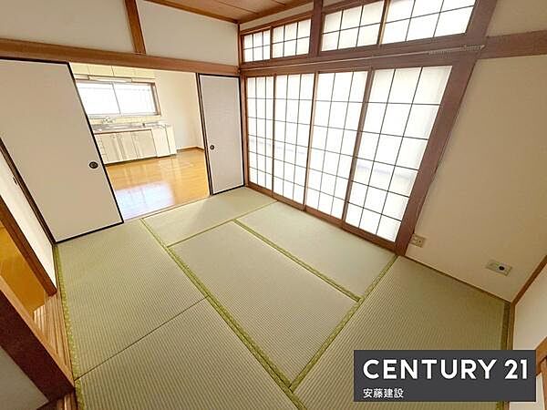 【　1階和室　/　6帖　】ダイニング横に備わった収納完備の和室お子様の遊び場やリビング続き間としても最適なスペース！