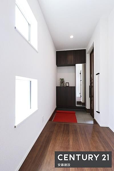 【　玄関　/　entrance　】住む人を毎日見送り迎え入れる、清潔感のある玄関お出かけ前の身だしなみチェックに便利なミラー付シューズボックス完備