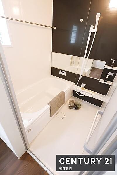 【　浴室　/　Bathroom　】ゆったりと至福のバスタイムを過ごせそうな清潔感ある浴室浴室暖房乾燥機が備わっており換気しやすく、冬場は過度な温度差を防げます