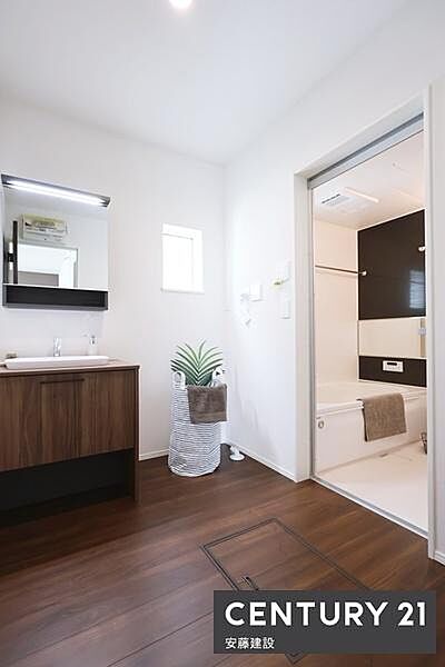 【　洗面所　/　Washroom　】清潔感溢れる洗面所は、家族みんなが快適に使えるよう配慮された空間バタバタしがちな朝の時間も、ゆとりをもって過ごせます！