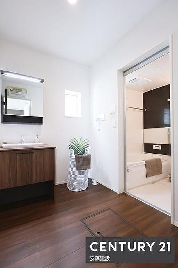 【 洗面所 / Washroom 】清潔感溢れる洗面所は、家族みんなが快適に使えるよう配慮された空間バタバタしがちな朝の時間も、ゆとりをもって過ごせます!