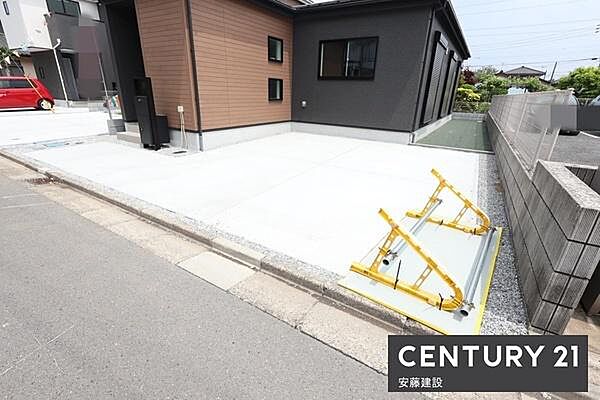 【　駐車場　/　parking　】並列2台可能な駐車スペースご夫婦それぞれのお車をお家の前に停めることができます