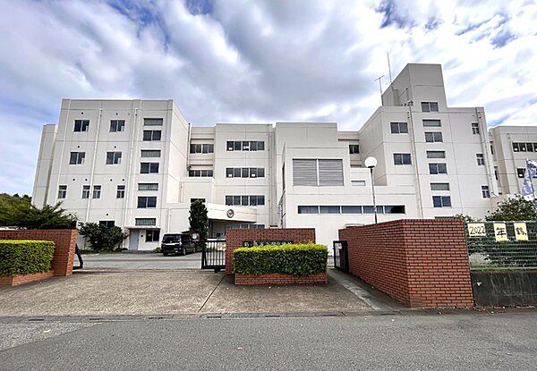 鶴ケ島市立西中学校まで542m