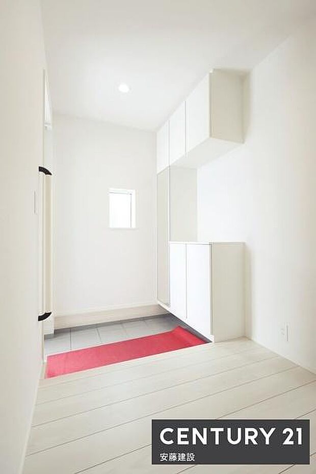 【 玄関 / entrance 】住む人を毎日見送り迎え入れる、清潔感のある玄関お出かけ前の身だしなみチェックに便利なミラー付シューズボックス完備