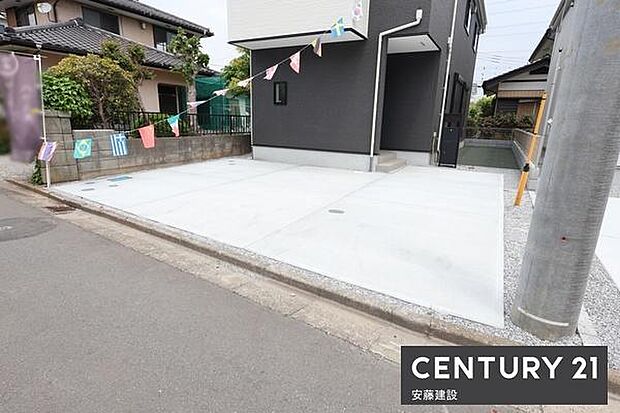 【 駐車場 / parking 】並列2台可能な駐車スペースご夫婦それぞれのお車をお家の前に停めることができます