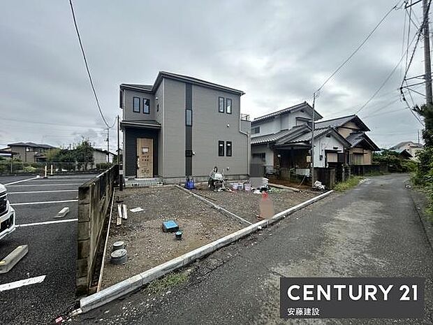 【 駐車場 / parking 】並列3台駐車可能なスペース洗車やバイク・自転車置き場などにも役立つしっかりとした広さです