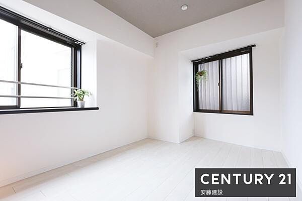【　寝室　/　6.1帖　】2面採光で空間が明るいお部屋お好みの家具を置いてこだわりの空間を楽しめますね！クローゼット完備